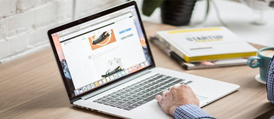 Photo d'un ordinateur ouvert sur un site internet