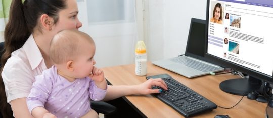trouver une baby-sitter sur Internet